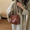 Bolso pequeño retro de moda para combinar con todo 2023 nuevo bolso de mujer Maillard para ir al trabajo tipo cubo textura de alta calidad bolso de hombro