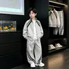 Conjunto de Roupa de Outono para Meninos 2026 Novo Estilo para Meninos Mais Velhos, Jaqueta Estilosa Esportiva com Gola Alta para Crianças Primavera e Outono