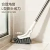 Escova de limpeza extensível para uso doméstico, projetada para limpar frestas de janelas e pisos, com corpo estreito e cabo longo, ideal para banheiros e outras áreas com espaços apertados.