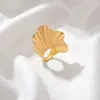 Anillo geométrico en forma de abanico de aleación europeo y americano más vendido transfronterizo, joyería de anillo de hoja de ginkgo de alta gama para mujer, venta al por mayor desde el fabricante