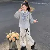 Roupa da Moda para Primavera/Outono para Crianças Mais Velhas: Conjunto Estiloso de Moletom Falso Duas Peças com Desenhos e Calça Wide Leg com Renda Doce