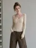 Top de punto texturizado ajustado con cuello en U y botones, color avena, para mujer, capa base chic estilo coreano, principios de otoño 2026