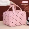 La bolsa de maquillaje de lunares de tres capas de Amazon, de aspecto elegante, es una bolsa de almacenamiento de cosméticos impermeable, portátil y de gran capacidad para el trabajo diario y los viajes de negocios.