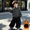 Conjunto de Cardigã com Capuz de Três Peças para Meninos Outono e Inverno para Crianças Pequenas e Médias Conjunto Casual Estiloso para Meninos Pequenos Roupas de Outono Quentes e Bonitas Moderno