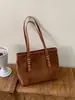 Bolso de mano de cuero encerado PU de alta calidad con estilo europeo y americano, adecuado para el comercio electrónico transfronterizo; bolsa tote grande con remaches, diseñada para mujeres