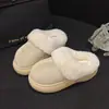 Pantuflas simples, cerradas, peludas para mujer, nuevo estilo otoño/invierno 2025, de suela gruesa, que aumentan la altura, antideslizantes, cálidas y adecuadas para usar en interiores y exteriores