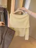 Suéter de punto suave y delicado color amarillo ganso, de un solo hombro y manga larga para mujer, para principios de otoño, favorecedor y que ilumina la piel, con diseño de hombros descubiertos