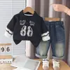 Nova Roupa Infantil Primavera e Outono Moletom com Estampa de Letras e Gola Conjunto Estiloso Duas Peças Estampadas Tendência Atacado para Meninos e Meninas