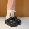Sandalias de Verano Nuevas Estilo Coreano con Tachuelas Puntera Cerrada Slip-On para Mujer Simples de Color Sólido Versátiles para Exteriores Suela Gruesa