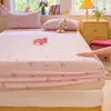 Juego de Tres Piezas de Sábana Bajera Ajustable y Funda de Almohada de Gasa Suave de Doble Capa con Estampado de Conejo Rosa de Princesa para Cama de Estudiante