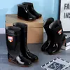 Botas de lluvia para hombre en stock botas altas impermeables protección laboral sitio de construcción antideslizantes engrosadas resistentes al desgaste zapatos de goma PVC rotos zapatos impermeables reemplazo