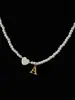 Amazon transfronterizo nicho de alta gama collar de cadena para clavícula con colgante de corazón de acero inoxidable collar de perlas personalizado de 26 letras para mujer