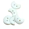 Botões de Resina Novos de Fábrica em Formato de Meia-Lua Acessórios para DIY Versáteis Decorativos Botões de Meia-Lua com Dois Furos para Camisas