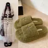 Pantuflas peludas para mujer para usar al aire libre en otoño e invierno, modernas y a la moda, versátiles para uso en interiores en casa, suela gruesa, antideslizantes, pantuflas de algodón de una sola tira