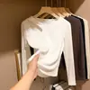 Camiseta feminina estilo europeu com gola assimétrica, vazada e de manga longa, um novo design de nicho para primavera e outono, justa, estilosa e perfeita como camada interna ou base.