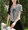 Camiseta Cinza com uma Vibe Suave e Elegante para Mulheres, Novo Design Verão 2026, Top de Manga Curta Jovem e Justo