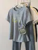 Camiseta de verano de nuevo estilo, cuello redondo, hombro normal, entallada en la cintura, manga corta irregular para mujer con estampado de letras, top adelgazante de talla grande para mujer