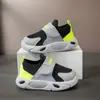 Zapatos casuales de suela blanda para niños 2025 nuevo modelo de otoño zapatos para niños y niñas zapatillas para escuela primaria zapatos deportivos de suela blanda para niños pequeños