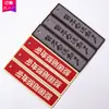 Llavero de Tira de Tela Rectangular Bordado por Ambos Lados Etiqueta Tejida Borde con Candado Llave Accesorio para Ropa y Sombreros Personalización de Moda