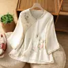 Foto real de una nueva blusa de mujer estilo chino para verano, con corte holgado, mangas tres cuartos, cierres de botón bordados, tapeta diagonal y top tipo atuendo de té inspirado en el Zen