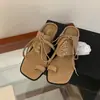 Sandálias Slip-On com Cadarço e Bico Quadrado Estilo Francês para Mulheres, Novo Modelo Primavera/Verão 2026, Aumento Interno de Altura, Adequadas para Uso Externo e Férias
