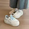 Tênis brancos estilo coreano com bico redondo, sola grossa, para aumentar a altura, para mulheres, novo modelo outono 2026, versátil, respirável, tênis casuais para estudantes