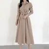 Chique coreano outono nova coleção: Vestido de botão longo, estilo francês, design de nicho, assimétrico, acinturado, emagrecedor