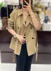 2026 Nuevo Estilo Minimalista Cuello Alto Hombro Curvo Silueta Cierre de Cordones Doble Botonadura Gabardina Holgada Casual Moda Chaqueta para Mujer