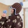 Chapéu de Tricô Versátil para Outono e Inverno Estilo Coreano Afina o Rosto Gorro com Pom-Pom Chapéu Lei Feng Quente para Mulheres Proteção de Orelha