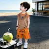 Conjunto de Colete para Meninos 2026 Novo Tendência Infantil Legal Verão Estilo Fino Roupa de Trabalho Shorts de Comprimento Médio Roupas de Verão para Meninos Roupas Sem Mangas