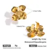 Anéis e Brincos Flor Camélia em Aço Titânio Banhado a Ouro 18K Estilo Europeu e Americano para Mulheres, Brincos de Pino e Acessórios de Orelha Modernos e Únicos