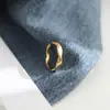Anillo versátil de acero de titanio con diseño de onda retorcida estilo europeo y americano para mujer, anillo retorcido exquisito de nicho, accesorio moderno y sofisticado