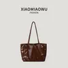 Bolsa de Ombro Redonda de Metal Vintage para Mulheres, Grande Capacidade para Trabalho e Deslocamento, Nova Moda de Nicho Bolsa Tote de Couro Macio