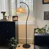 Lámpara de pie de estilo retro para la sala de estar junto al sofá, creando una atmósfera wabi-sabi de mediados de siglo, adecuada para el rincón del dormitorio o estudio, con pantalla de tela