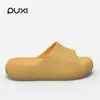 Pantufas Pu Xi Nien Sunny Lady Verão Sola Grossa Dung Feeling Home Indoor 2025 Novas Sandálias Desodorantes Antiderrapantes