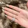 Collar de Trébol de Cuatro Hojas con Circonita de Venta Caliente en Transmisión en Vivo, Colgante de Lujo Ligero de Gama Alta, Chapado en Oro, No se Desvanece, Stock Listo de Fábrica, Envío Instantáneo