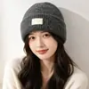 Gorro de punto estilo coreano para mujer, otoño e invierno, versión coreana con decoración de letras, cálido y versátil, gorro de clima frío que cubre las orejas, moderno para hombres