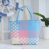 Bolsa tejida de plástico decorativa de flor pequeña personalizada, color contrastante dopamina, bolso de moda, recuerdo creativo, cesta de verduras de mano