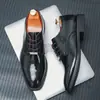 Sapatos Formais Casuais de Grande Tamanho Transfronteiriços Couro Patenteado Superfície Brilhante Bico Fino Sapatos de Couro Brogues Masculinos Estilo Britânico Sapatos Pequenos de Couro