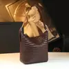 Nuevo Bolso Cubo Tejido Retro 2026 para Mujer, Bolso Cruzado de Cuero Genuino Moderno y Versátil, Bolso Sencillo de Hombro Debajo del Brazo