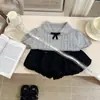 Conjunto de Verano para Bebé Niña 2026 Nuevo Estilo de Verano Estilo Universitario Moda Top de Punto y Shorts Florales Conjunto de Dos Piezas