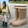 Botas de Chuva Quentes da Moda de Veludo para Mulheres, de Cano Médio, Impermeáveis e Antiderrapantes, Calçados de Borracha para Uso Externo e Trabalho, Botas de Chuva para Exterior