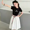 Conjunto de Saia para Meninas Verão 2026 Casual T-shirt com Letra para Meninas Combinada com Saia de Cintura Alta Conjunto de Duas Peças para Crianças Mais Velhas
