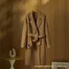 Elegante casaco de lã dupla face para mulheres, de comprimento médio, acima do joelho, de abotoamento duplo, com cinto na cintura, simples e adequado para o trajeto diário.
