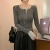 Camisa base feminina de outono, manga longa, gola semiaberta, justa, curta, retalhada, doce, garota apimentada, top de tricô, peça íntima, top pequeno