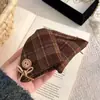 Pinza para el pelo triangular de tela a cuadros vintage, Pinza de tiburón estilo universitario pata de gallo, Pasador estilo coreano para otoño e invierno para la parte posterior de la cabeza