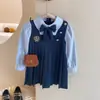 Vestido préppy infantil para 2026, coleção de outono, novo vestido-camisa infantil, design falso de duas peças, vestido princesa com laço para bebê