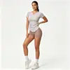 Camiseta Esportiva de Corrida Manga Curta Gola V Cor Nude com Sensação de Segunda Pele Justa Verão Fitness Top Camiseta Plissada Manga Curta para Mulheres