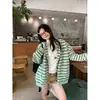 Cardigan de Tricô com Capuz Listrado Fofo Americano para Mulheres Outono 2025 Novo Estilo Coreano Versátil Peça Superior Externa de Tricô