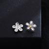 Pendientes de botón de flor de metal Advanced Sense para mujer, ligeros, lujosos, con diseño de nicho, estilo moderno, sencillos, elegantes y a la moda.